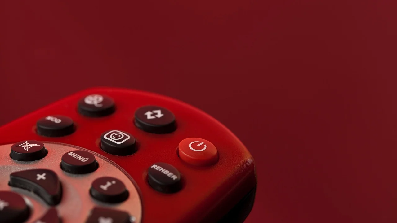 Usuário alterando a senha de uma conta em dispositivo móvel.