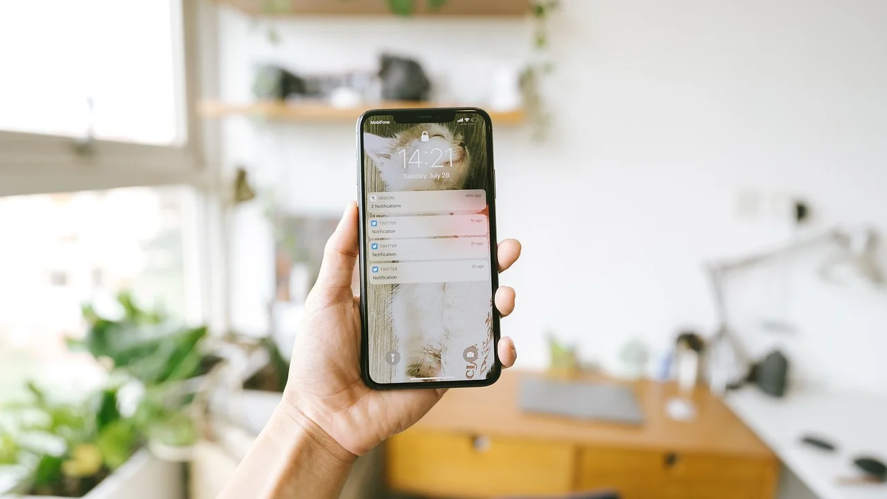 Tela de smartphone exibindo conversas organizadas no aplicativo de mensagens.
