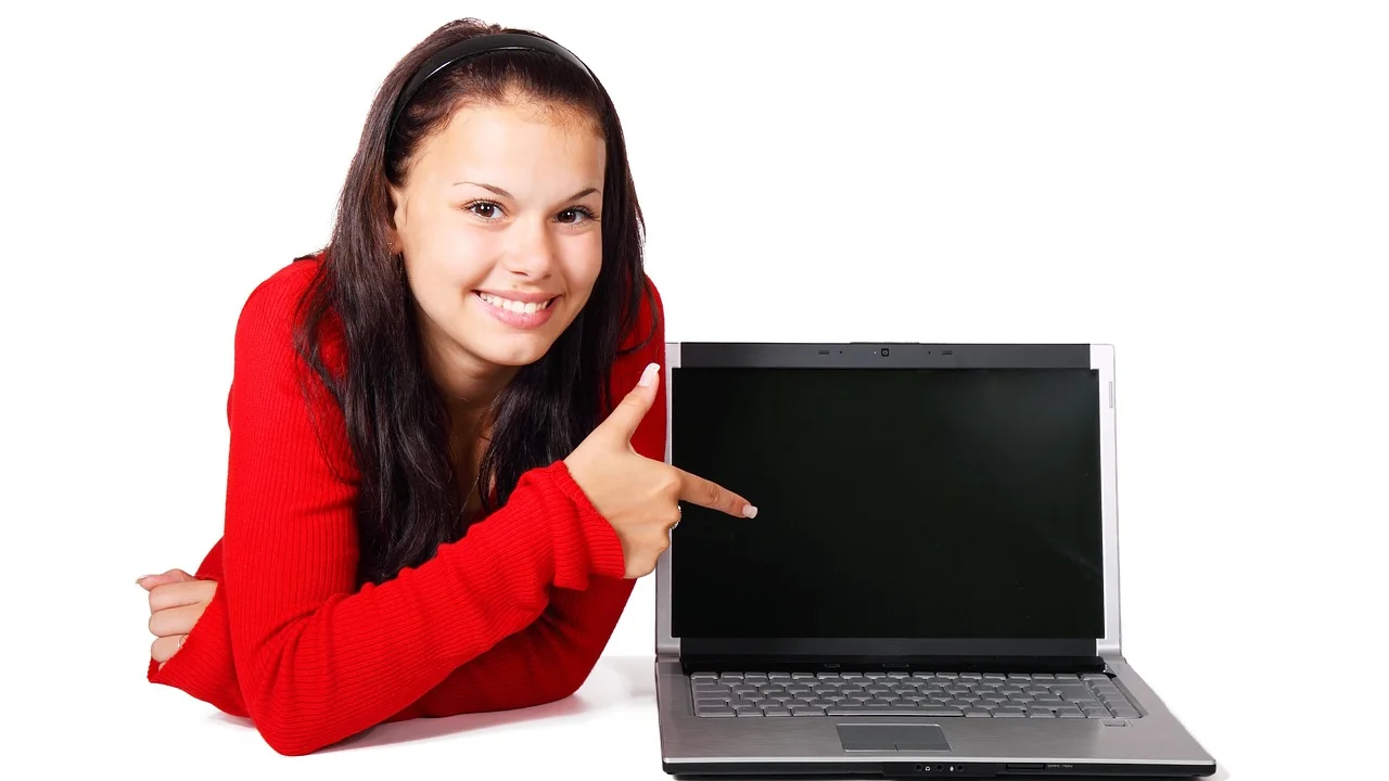 Criador analisando opções de monetização em computador.