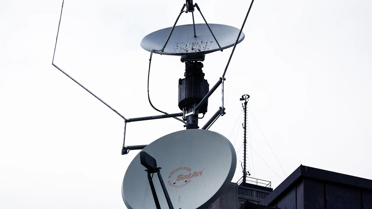 Antena externa instalada para melhorar a recepção de TV digital.