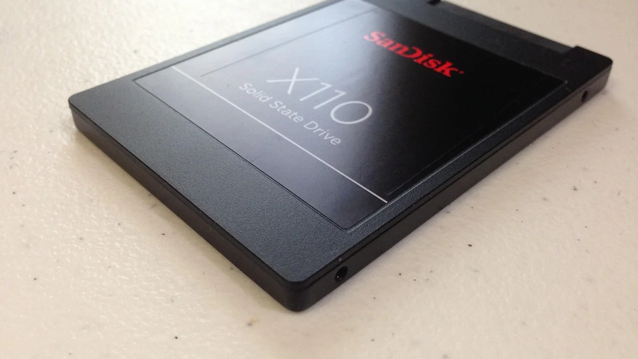 Porta USB conectada a um SSD externo portátil