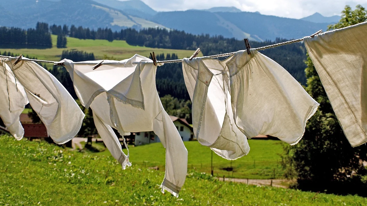 Roupas brancas secando em local ventilado