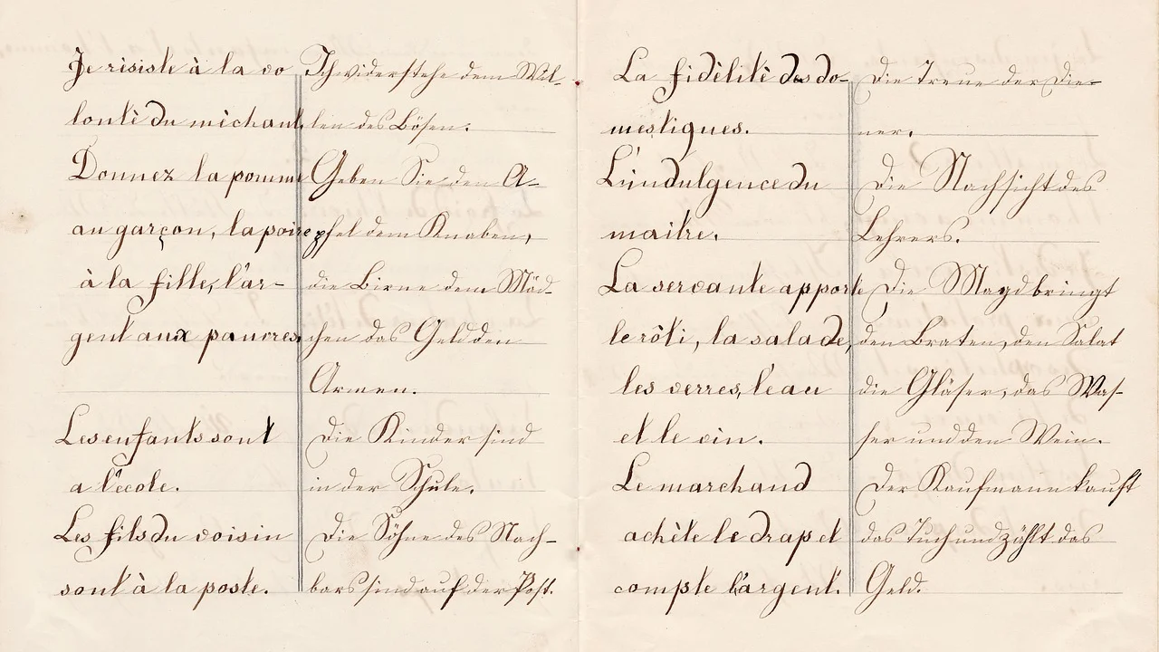 Pessoa revisando texto traduzido e a formatação de um arquivo