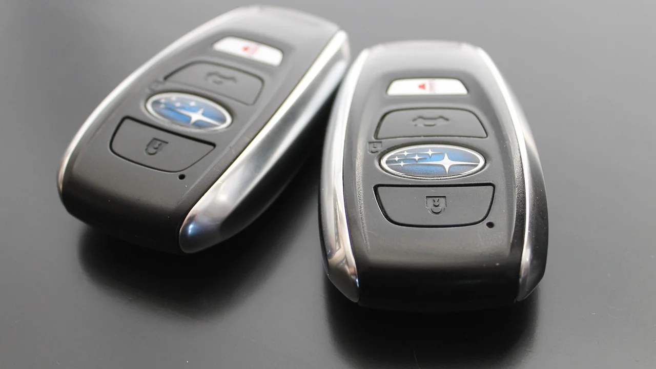 Comprador e vendedor conferindo dados do automóvel