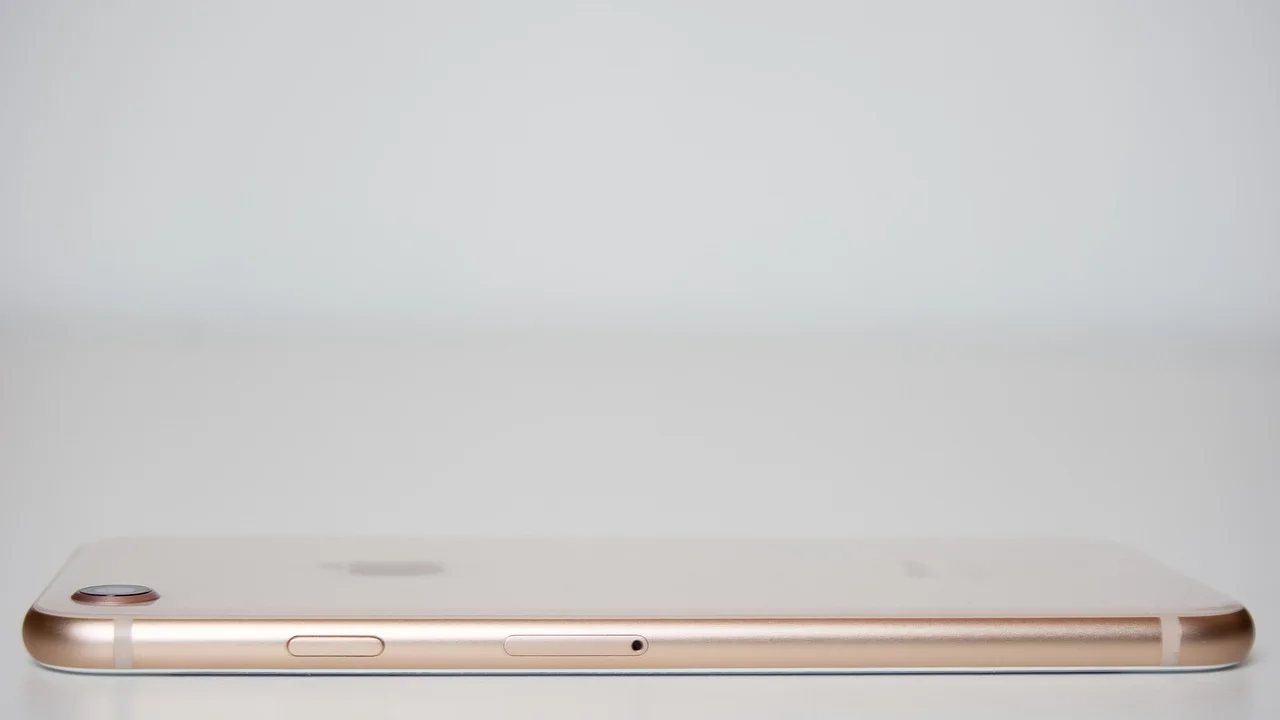 Celular compatível com eSIM aberto nas configurações de rede móvel.