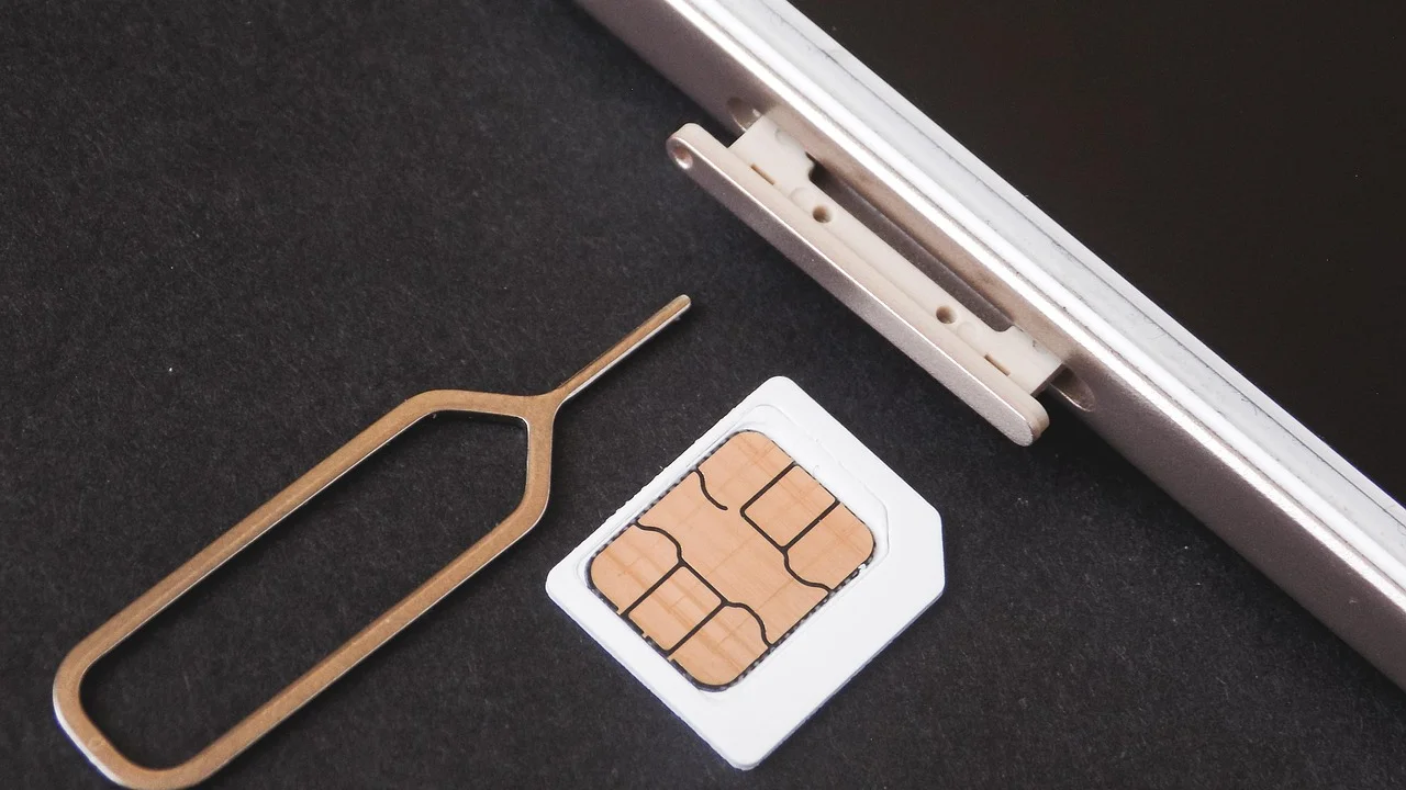 QR Code de ativação do eSIM exibido em um segundo dispositivo.