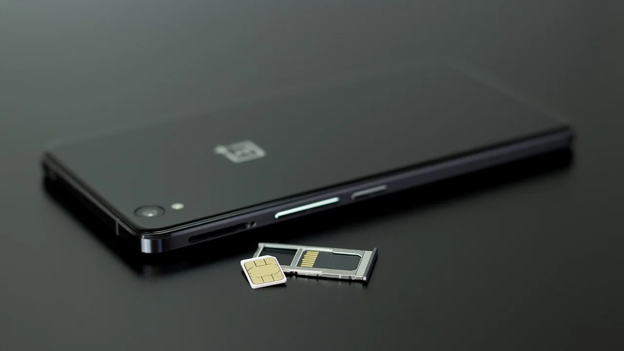 Usuário configurando uma linha digital em um smartphone.