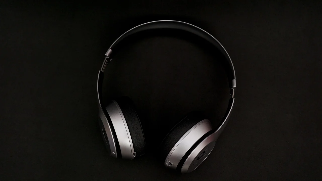 Tela de celular com biblioteca musical e listas salvas