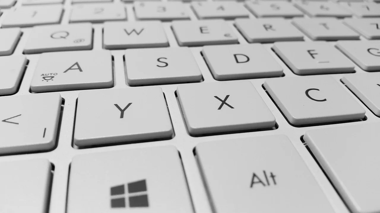 Teclado de notebook com a tecla Fn destacada na parte inferior