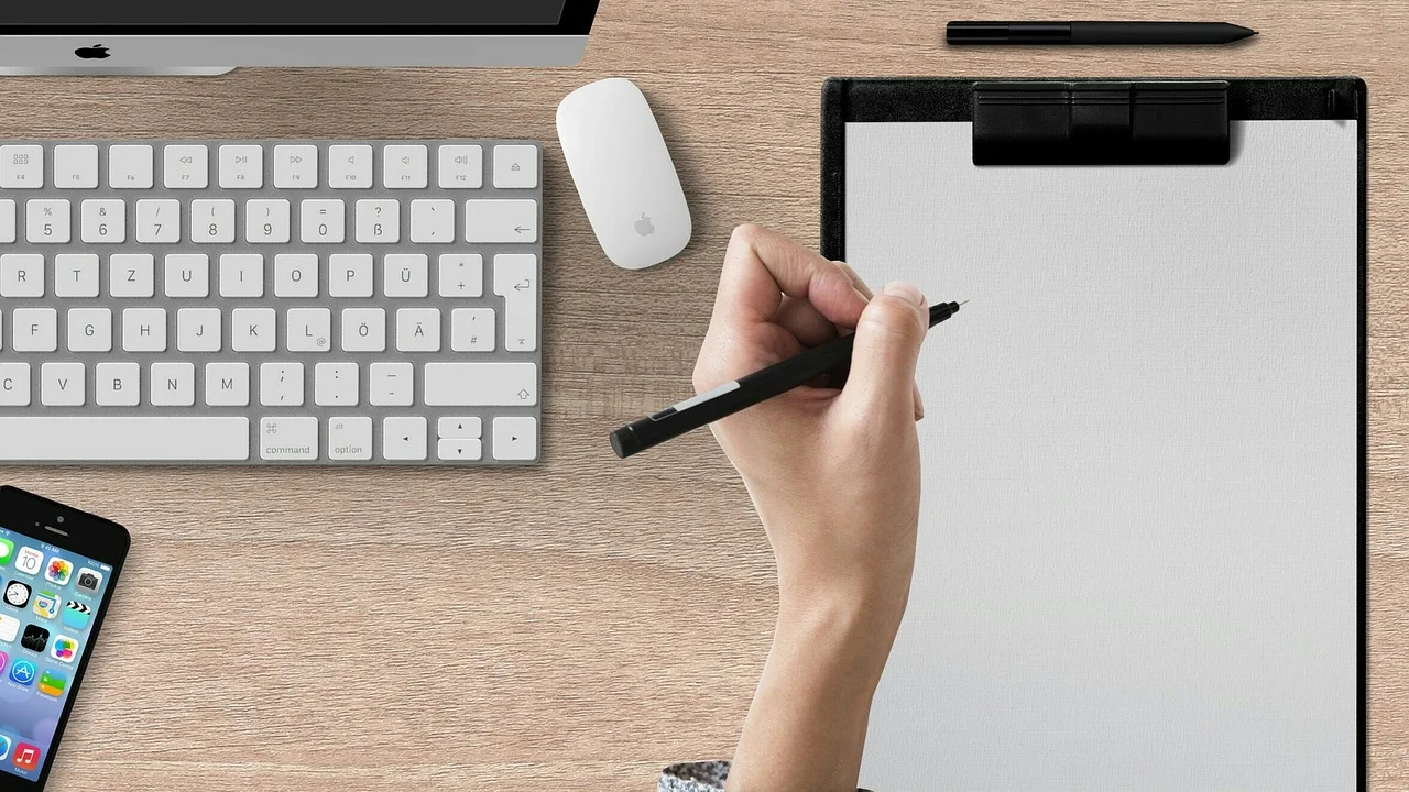 Usuário copiando trechos de texto entre aplicativos