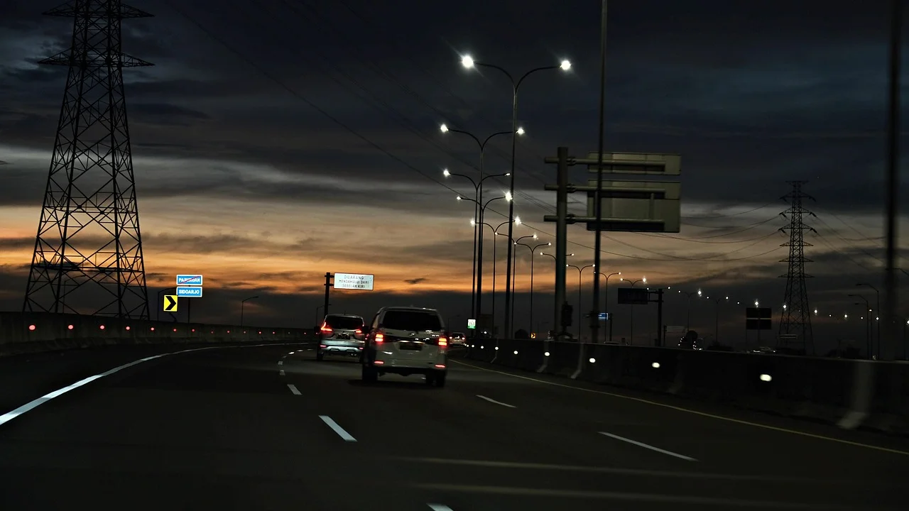 Motorista planeja a rota pelo celular antes de entrar na rodovia.