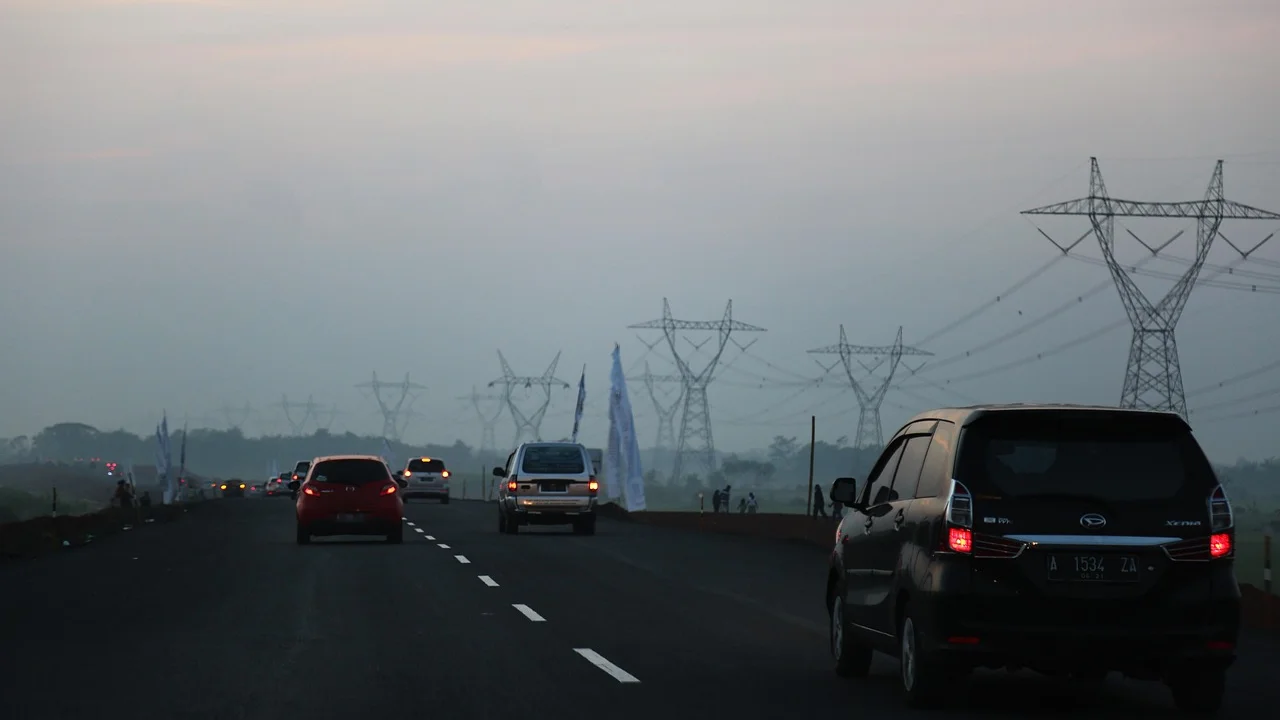 Etiqueta eletrônica instalada no para-brisa de um automóvel.