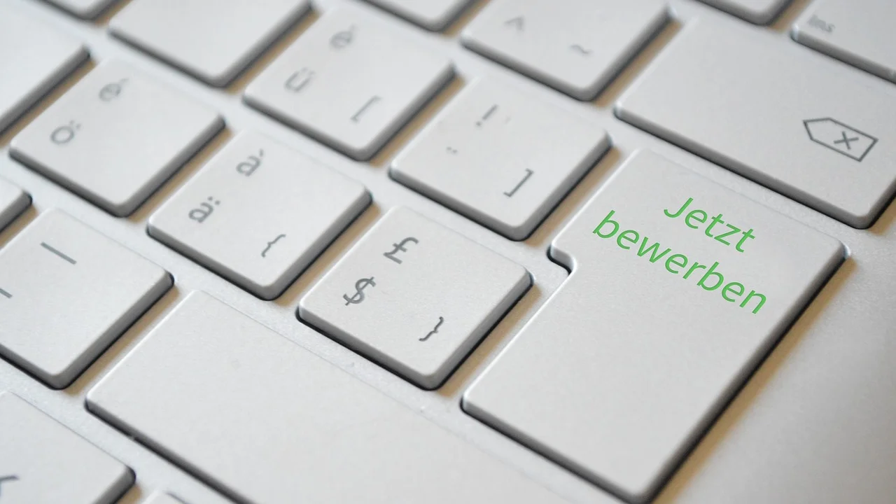 Teclado com foco nas teclas usadas para refinar pesquisas.