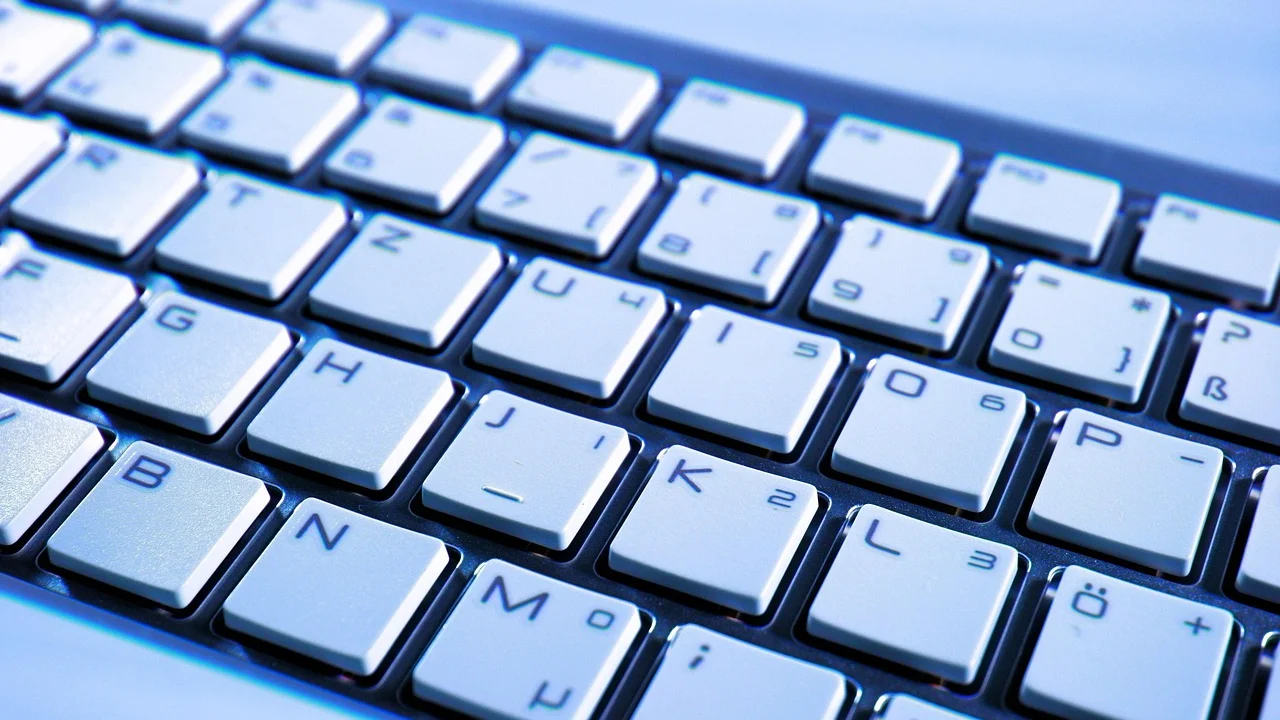 Pessoa usando atalhos de teclado em uma planilha aberta no notebook.