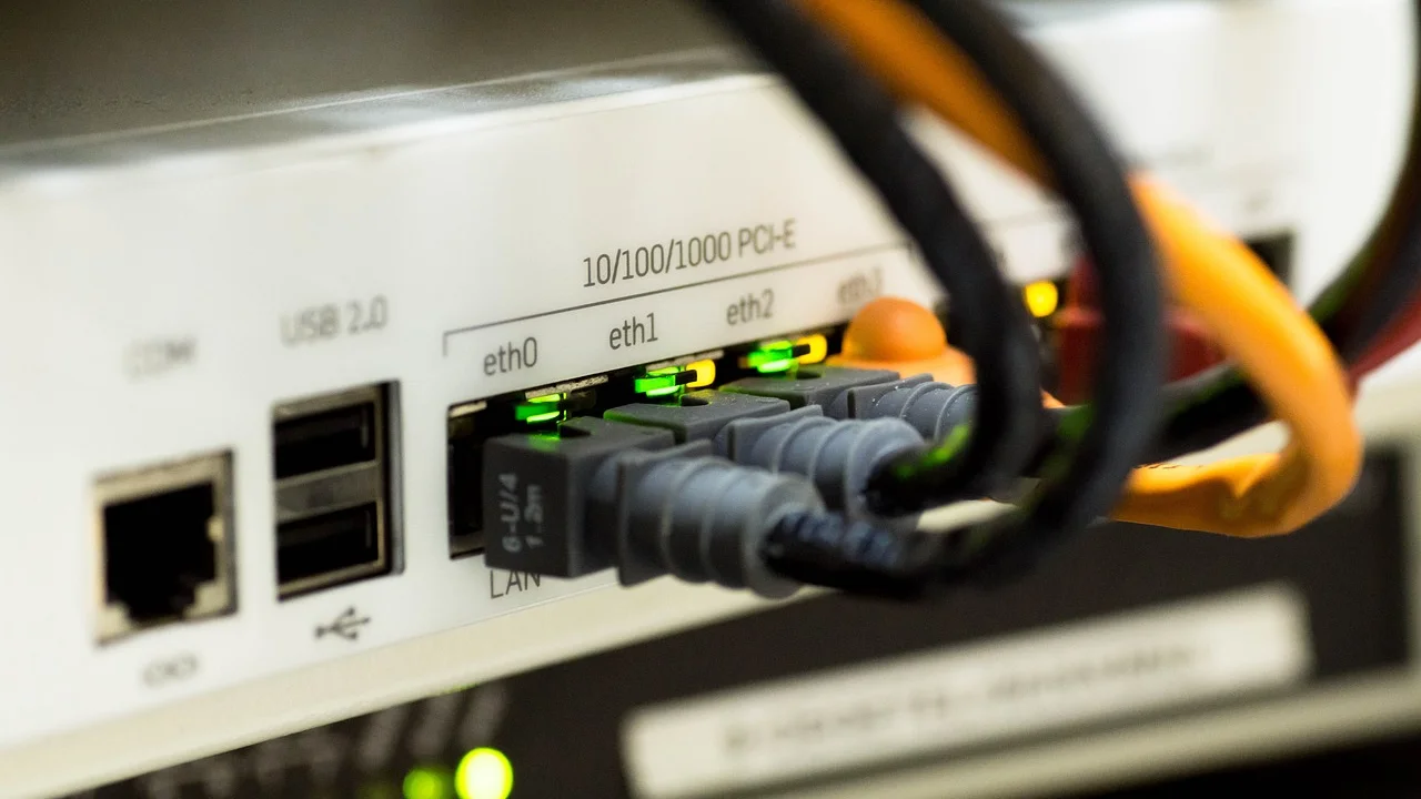 Portas LAN e WAN identificadas na parte traseira de um roteador.