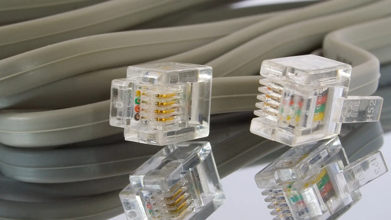 Switch de rede ampliando conexões cabeadas em um escritório.