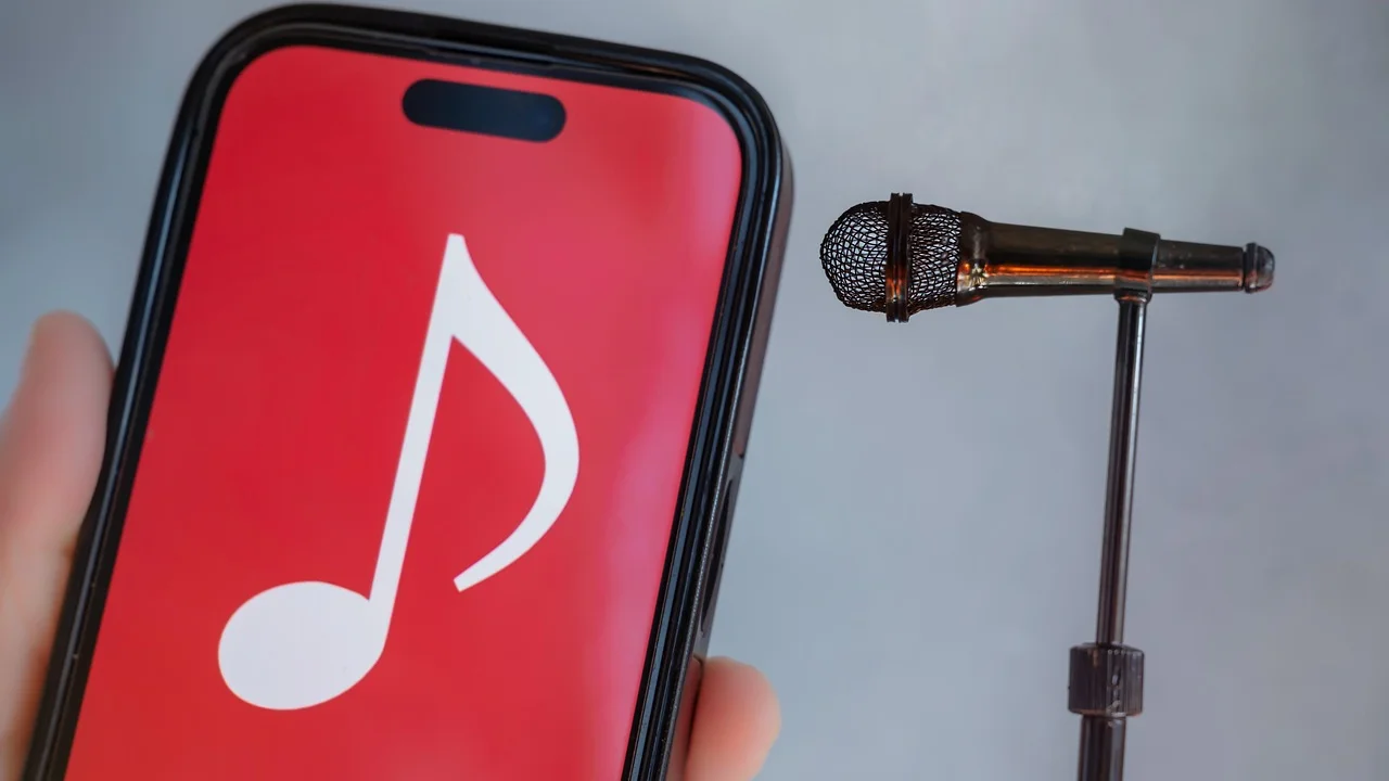 Microfone do celular usado para reconhecer instruções faladas