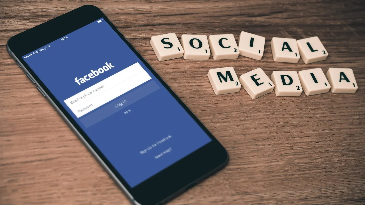 Criação de vídeo curto com temas identificados por hashtags