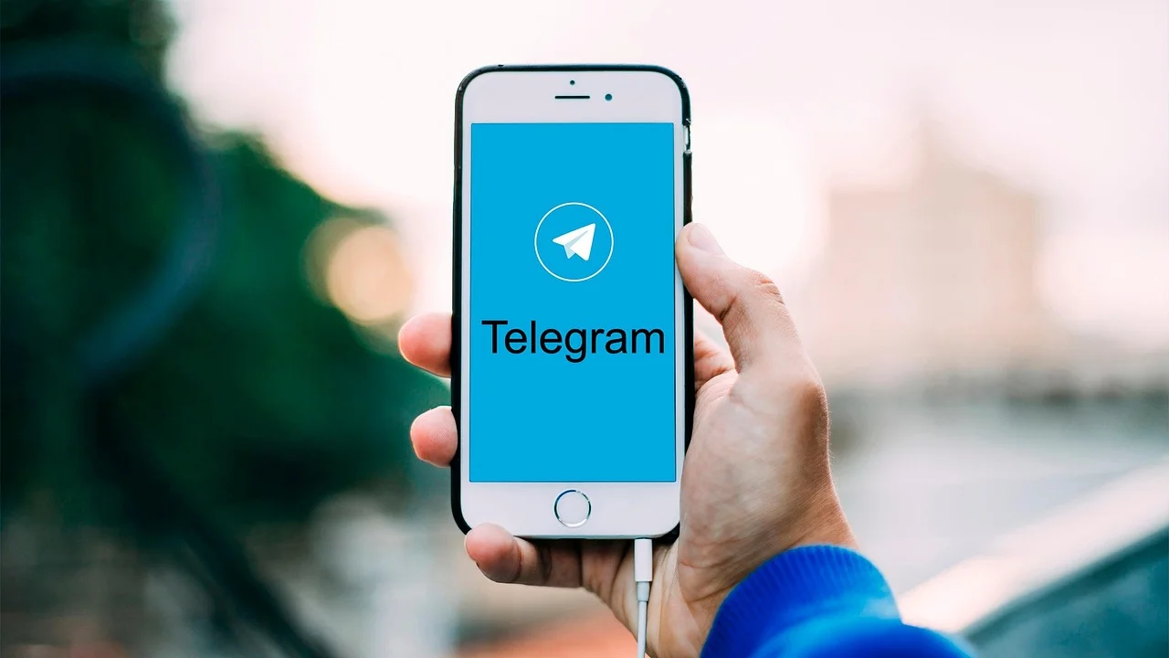 Celular exibindo troca de mensagens com proteção de privacidade