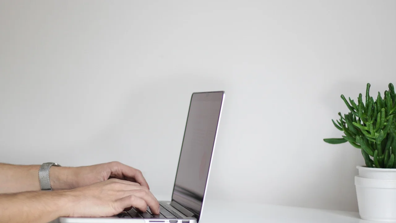 Pessoa selecionando um arquivo PDF para imprimir pelo celular