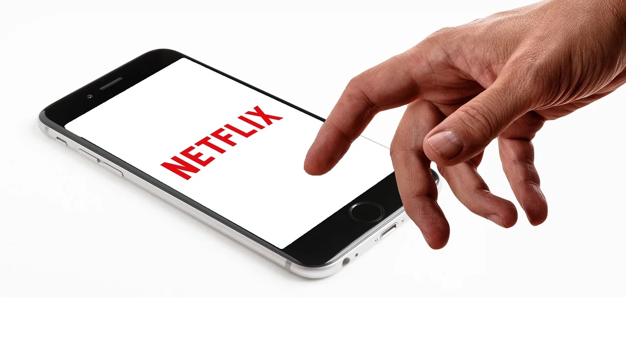Celular exibindo uma transmissão de TV ao vivo por aplicativo