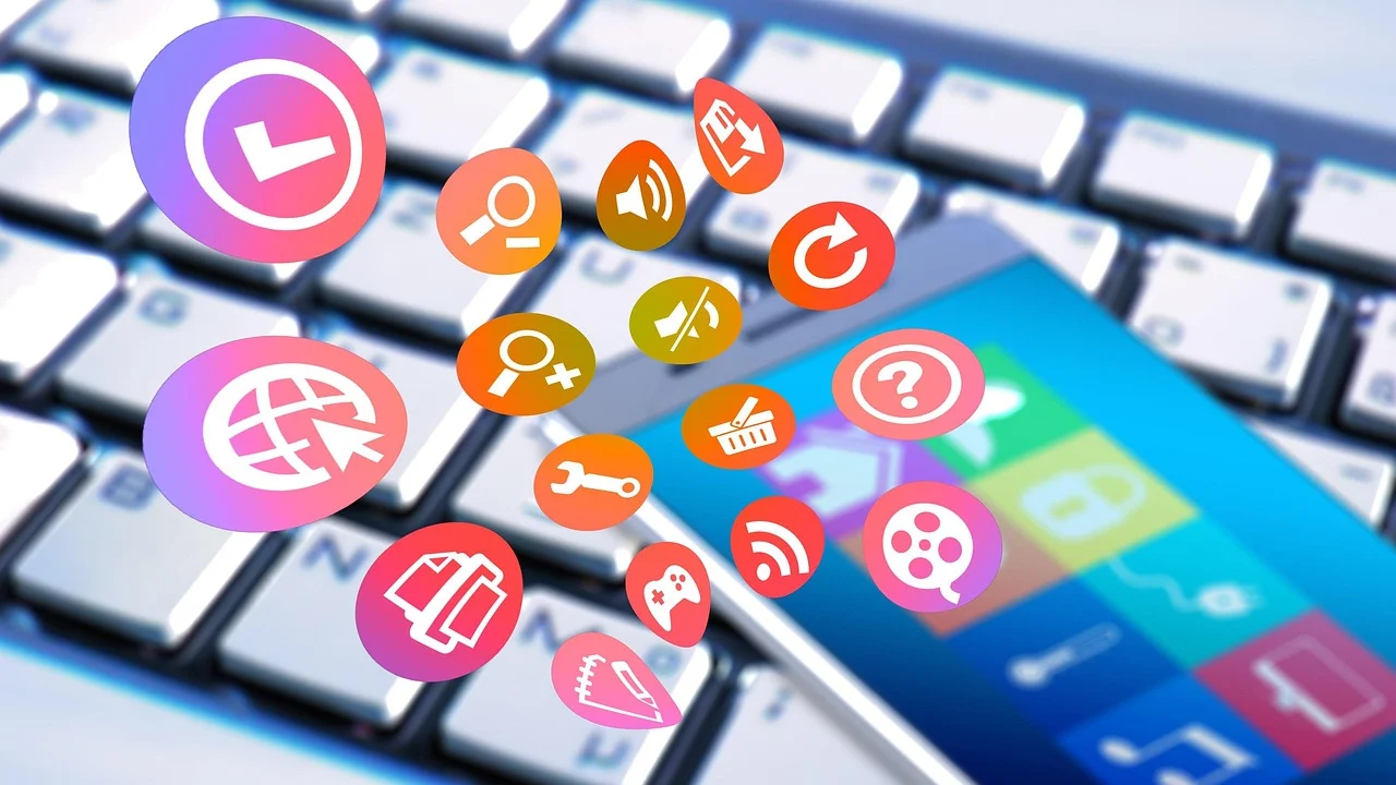 Tela de celular com guia de programação e canais ao vivo