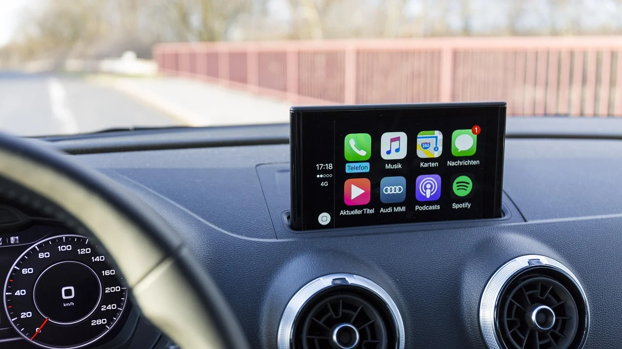 Painel de carro conectado com recursos digitais ativados.