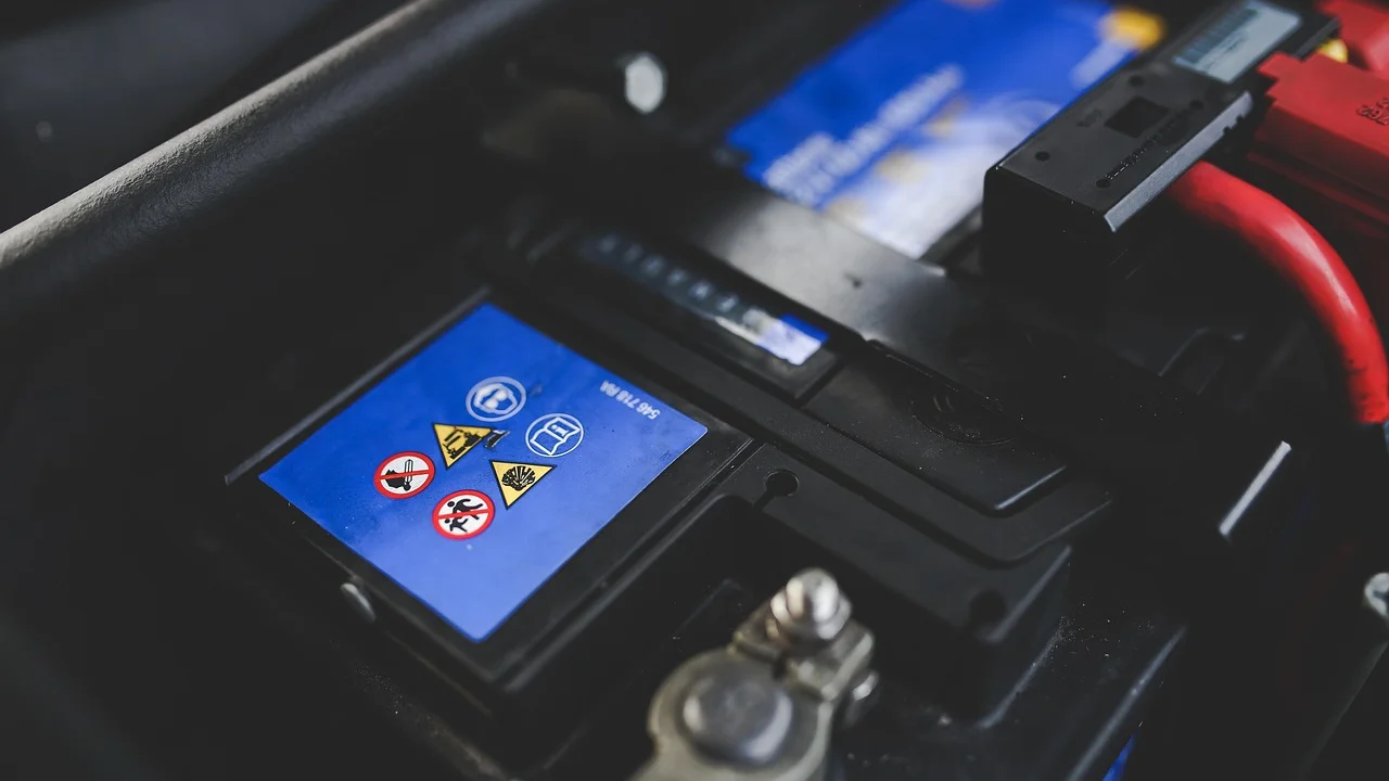 Cabos auxiliares conectados à bateria de um automóvel