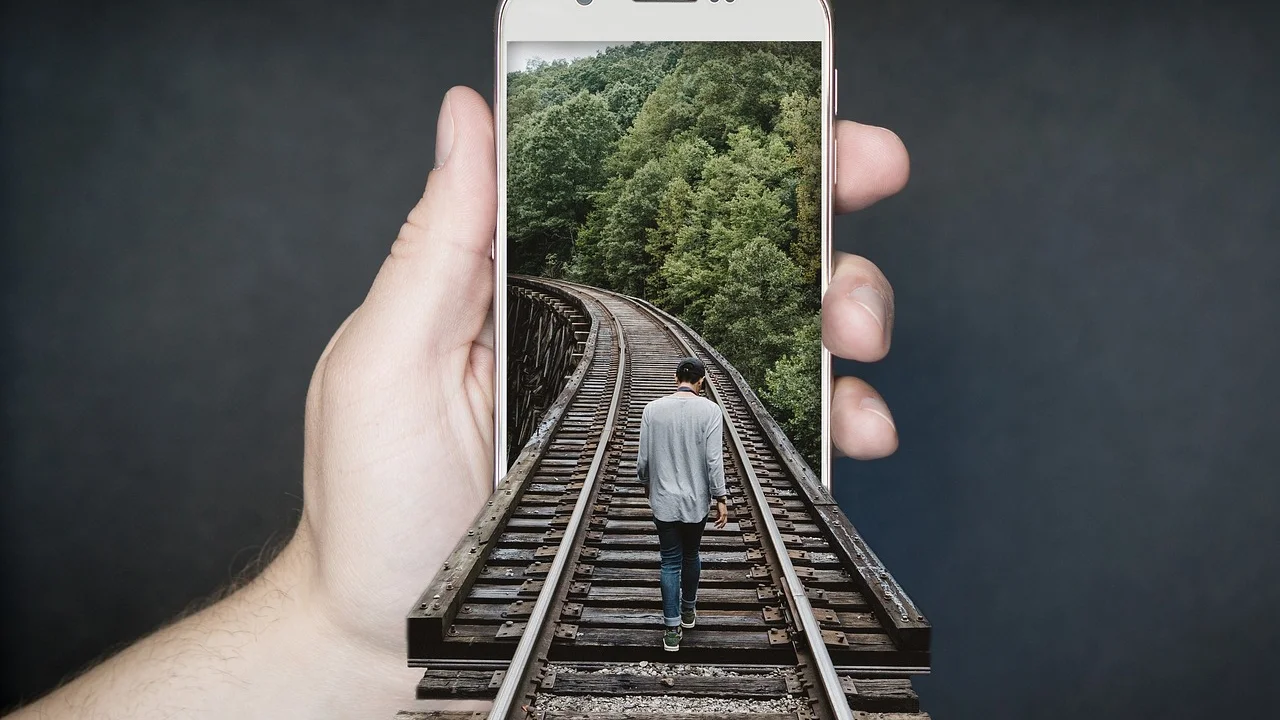 Celular com eSIM configurado para acesso a dados móveis.