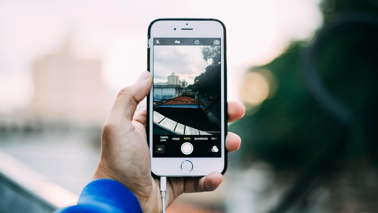 Mapa off-line aberto no smartphone para orientar o trajeto.