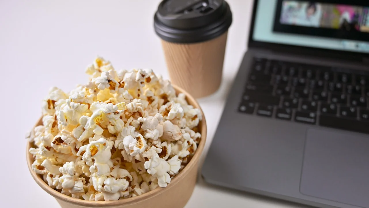 Navegação por filmes e séries em uma plataforma digital