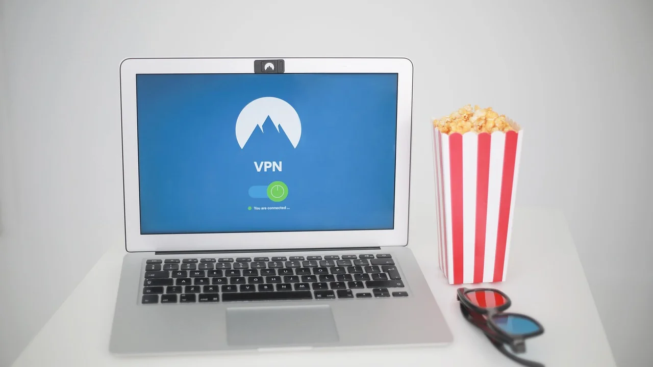 Computador conectado ao Wi-Fi para assistir a vídeos online