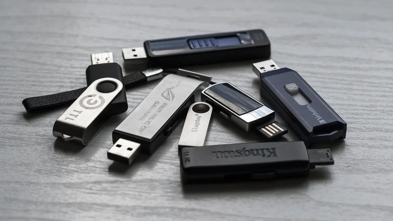 Organização de arquivos e unidade de backup em uma mesa