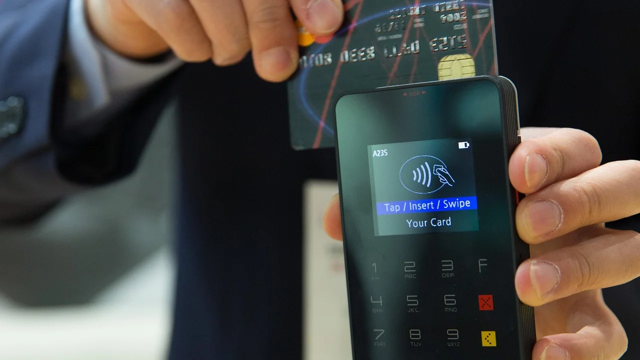 Tela de celular com NFC ativado para pagamentos por aproximação.