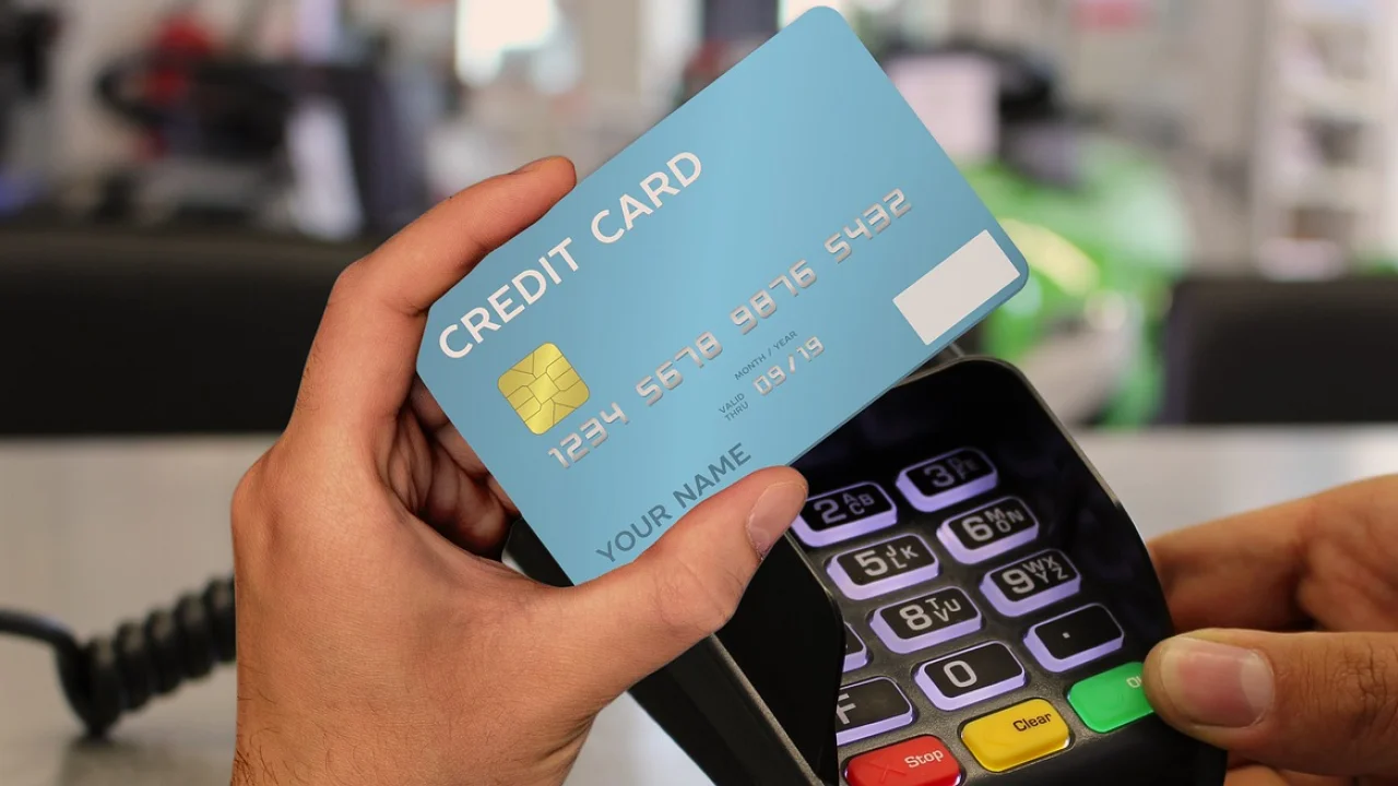 Celular protegido por biometria durante uma transação digital.