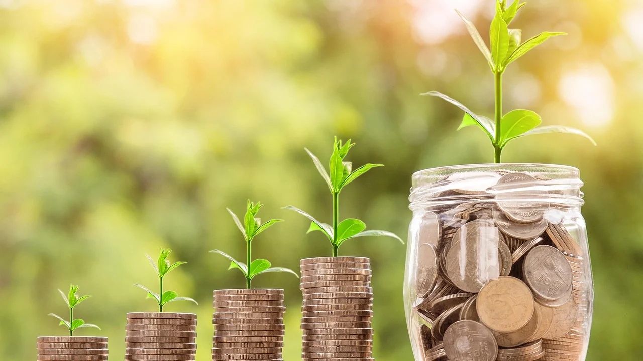 Família revisando contas e metas financeiras em casa