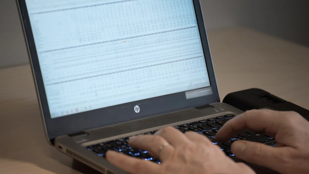 Tela de notebook mostrando células com fórmulas e resultados.