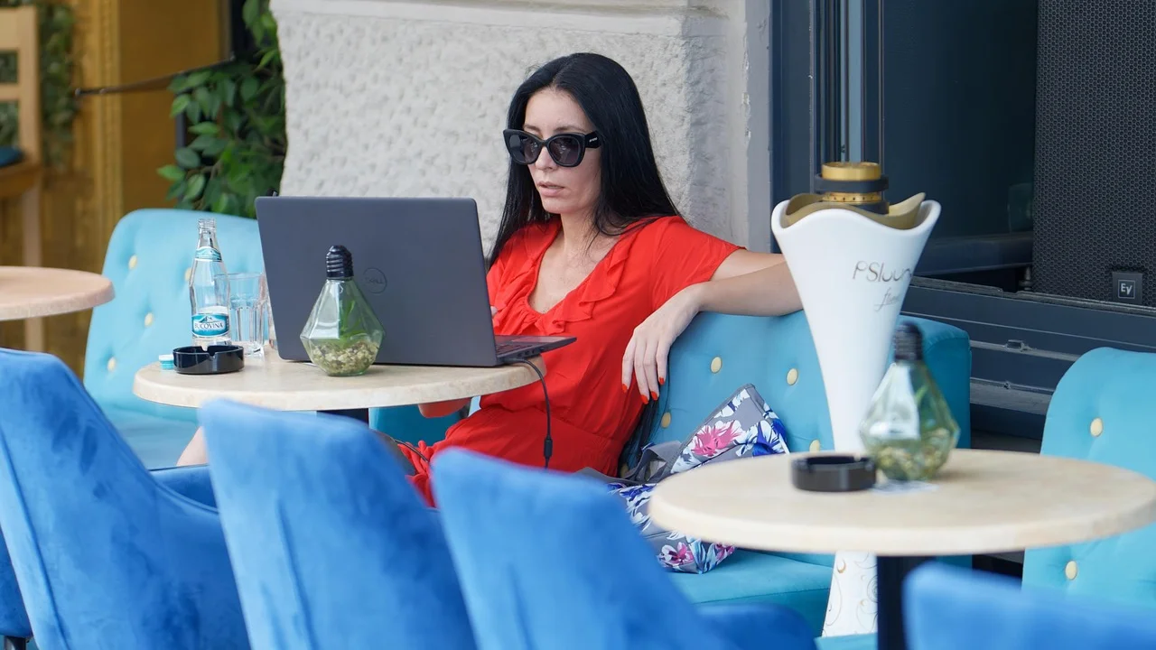 Notebook elevado em suporte sobre mesa organizada