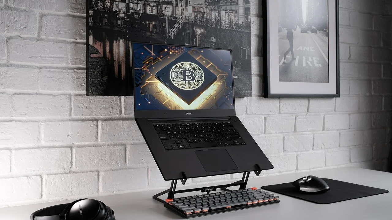 Mesa de trabalho com notebook, acessórios e boa iluminação