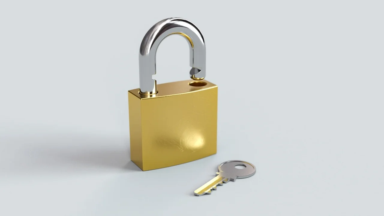 Computador e celular usados para acessar um cofre de senhas.