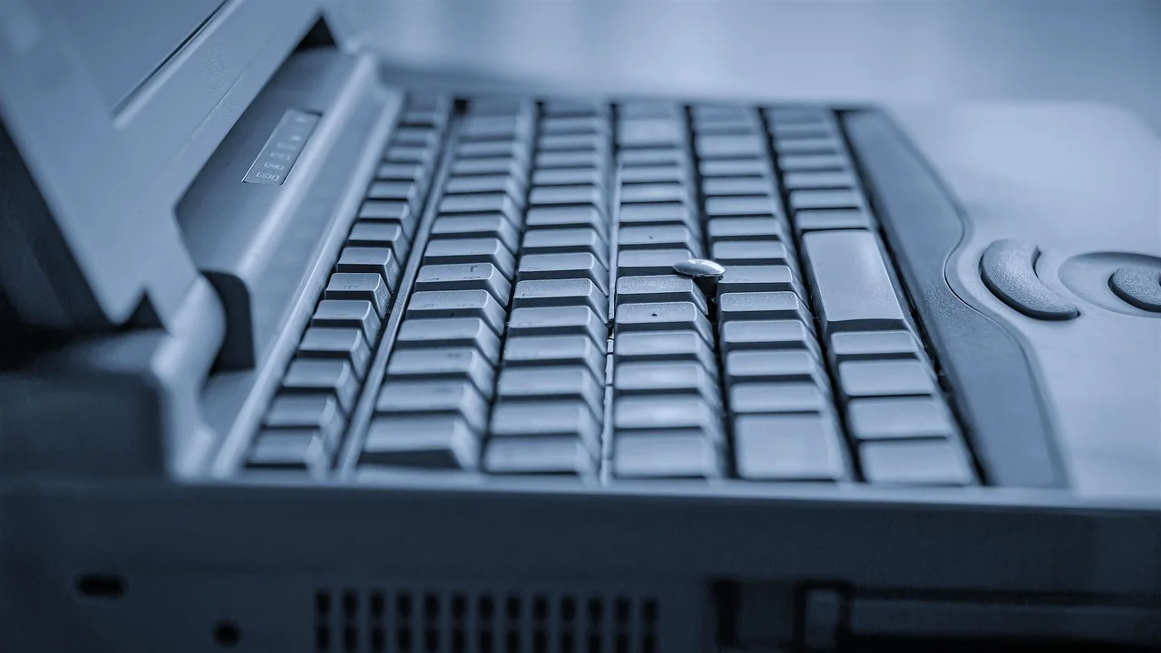 SSD ao lado de um notebook aberto para manutenção