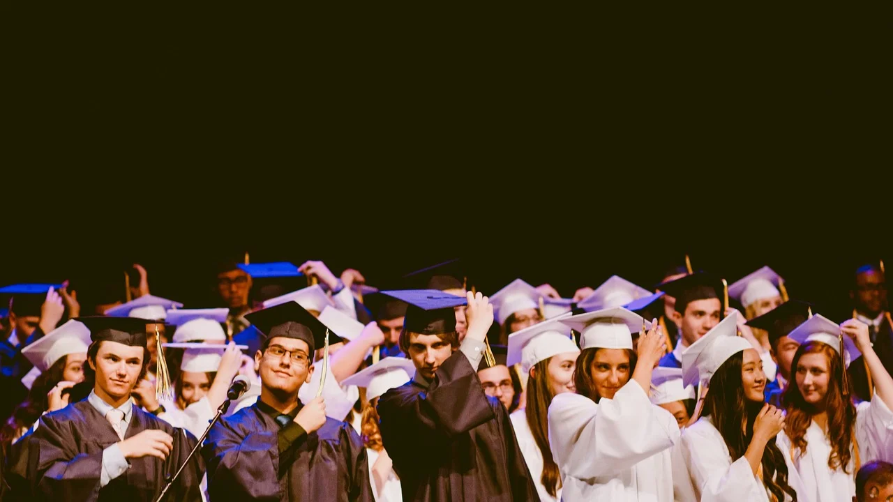 Diploma universitário e documentos acadêmicos organizados para análise