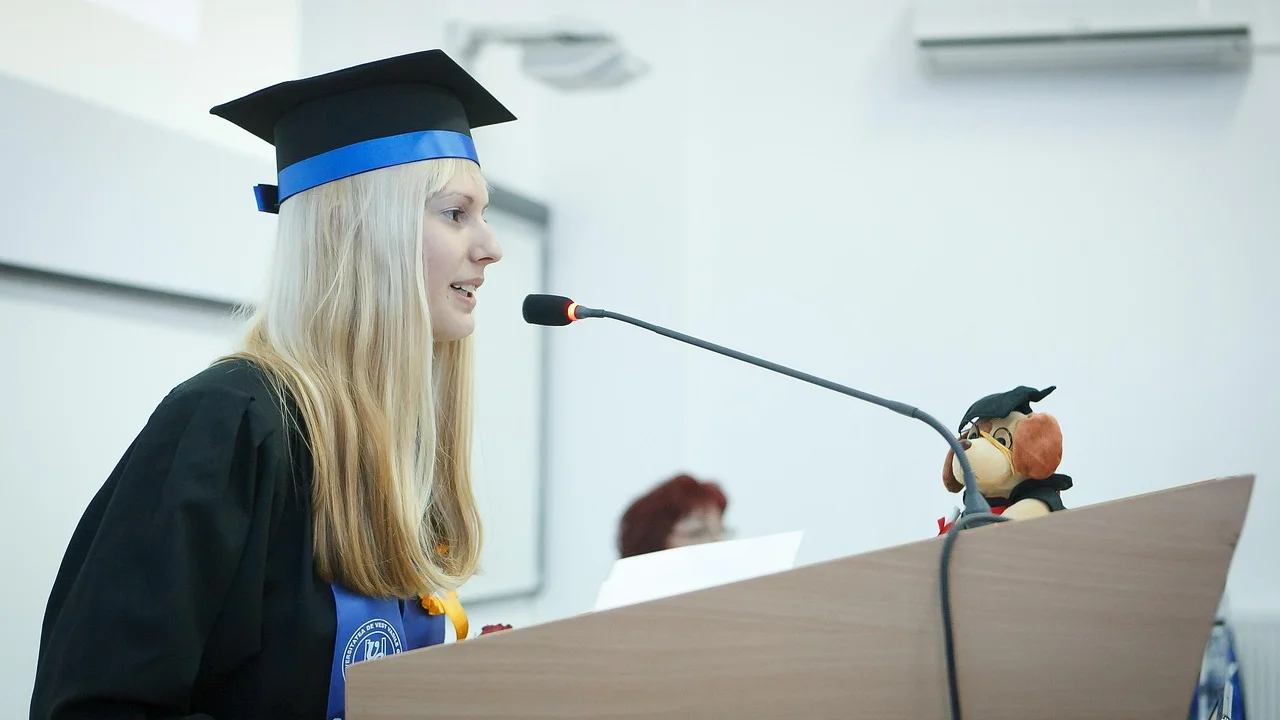 Atendimento universitário para entrega de documentação acadêmica