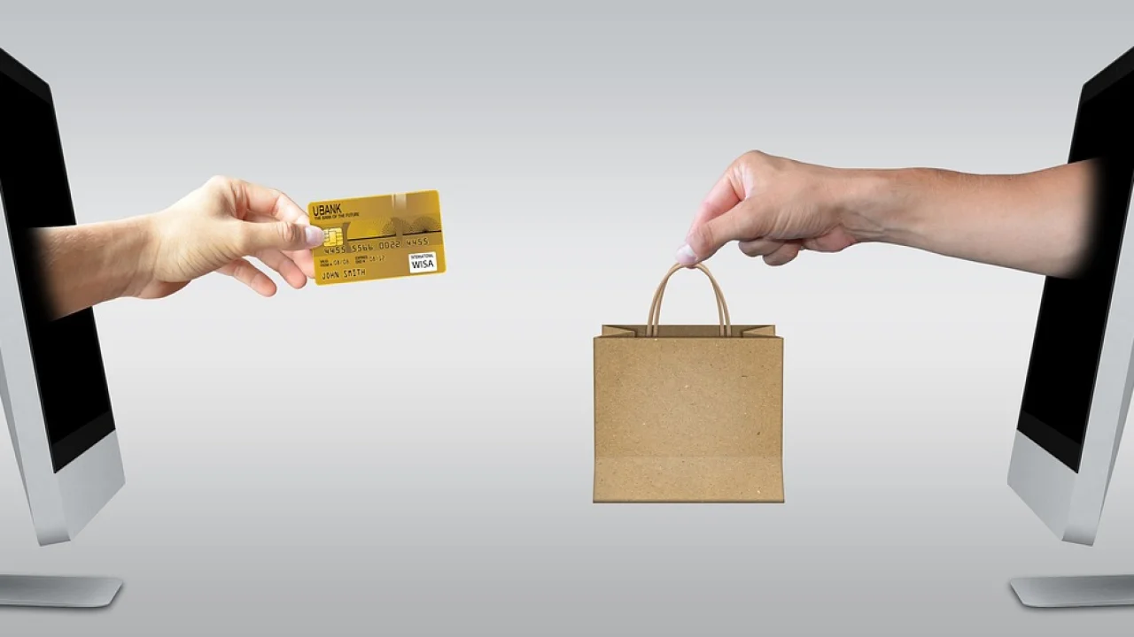 Vendedor organiza produtos antes de preparar os primeiros anúncios.