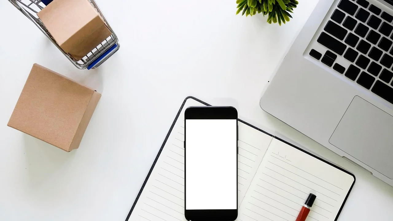 Celular exibe uma vitrine digital com itens de compra.