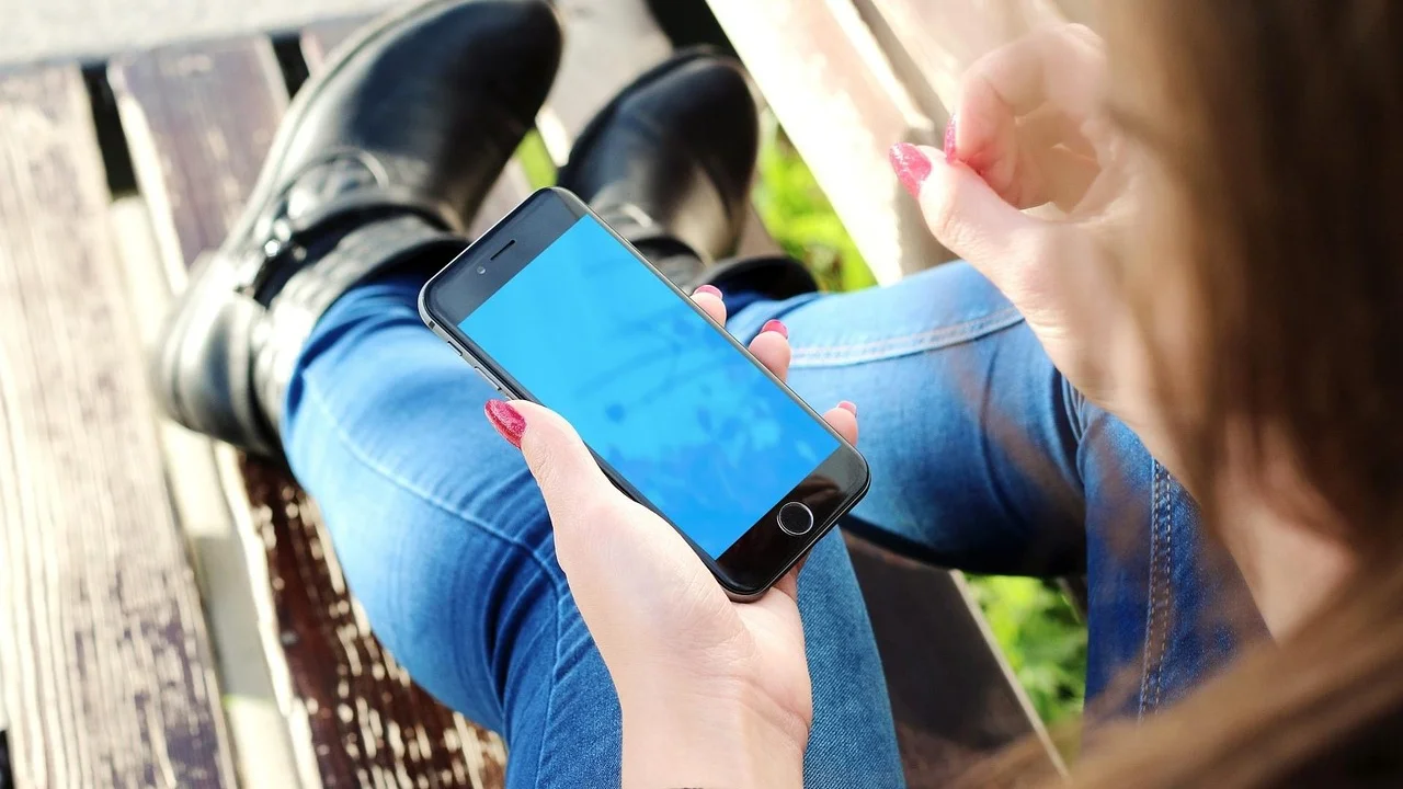 Celular exibindo a área de status de um aplicativo de mensagens