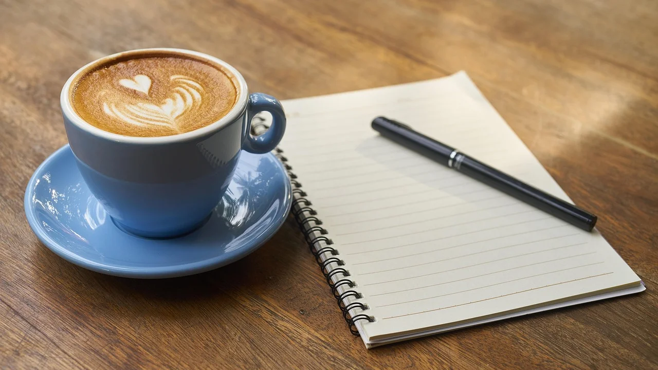 Caderno aberto com metas simples para o início da semana.