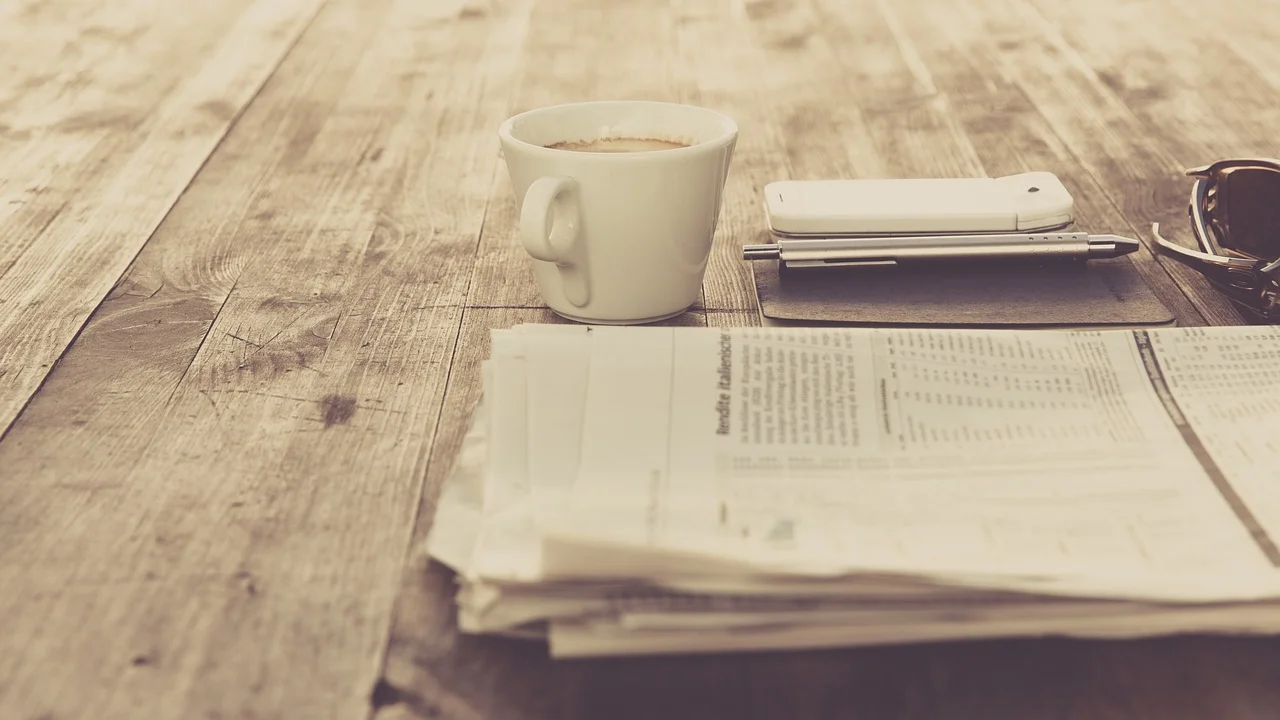 Ambiente tranquilo preparado para estudo e concentração.