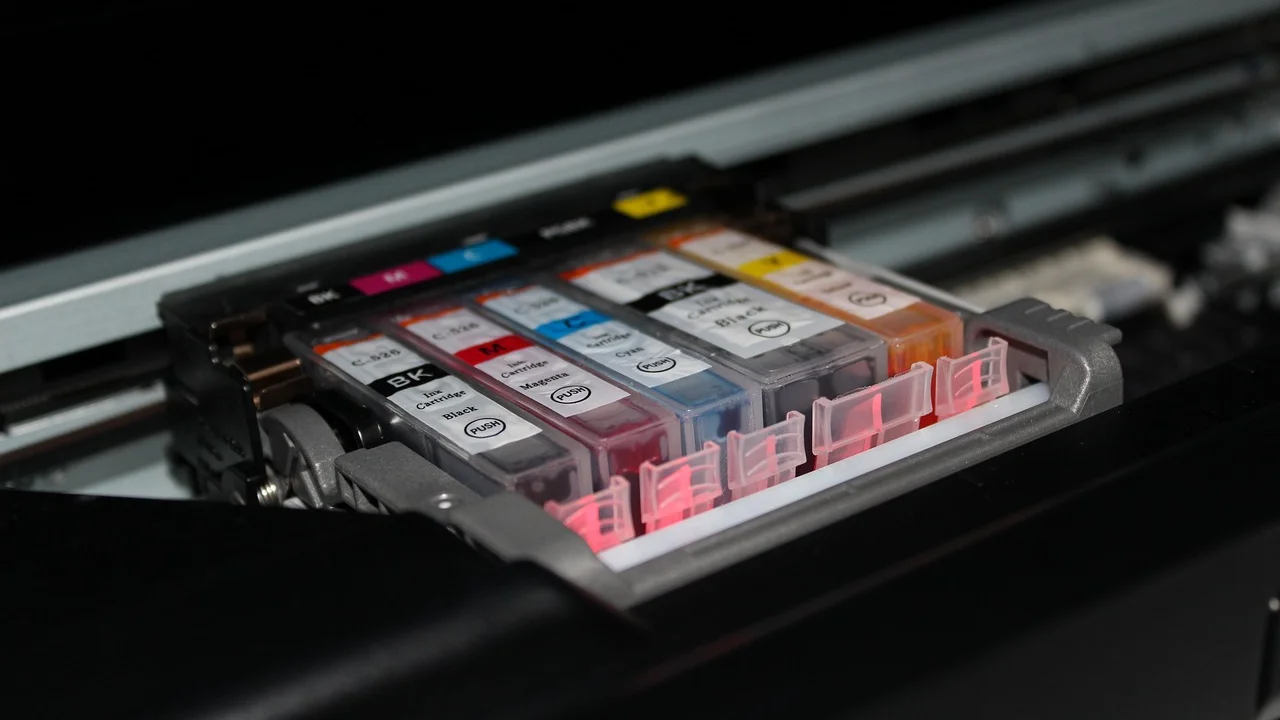 Cartuchos de tinta instalados em equipamento jato de tinta.