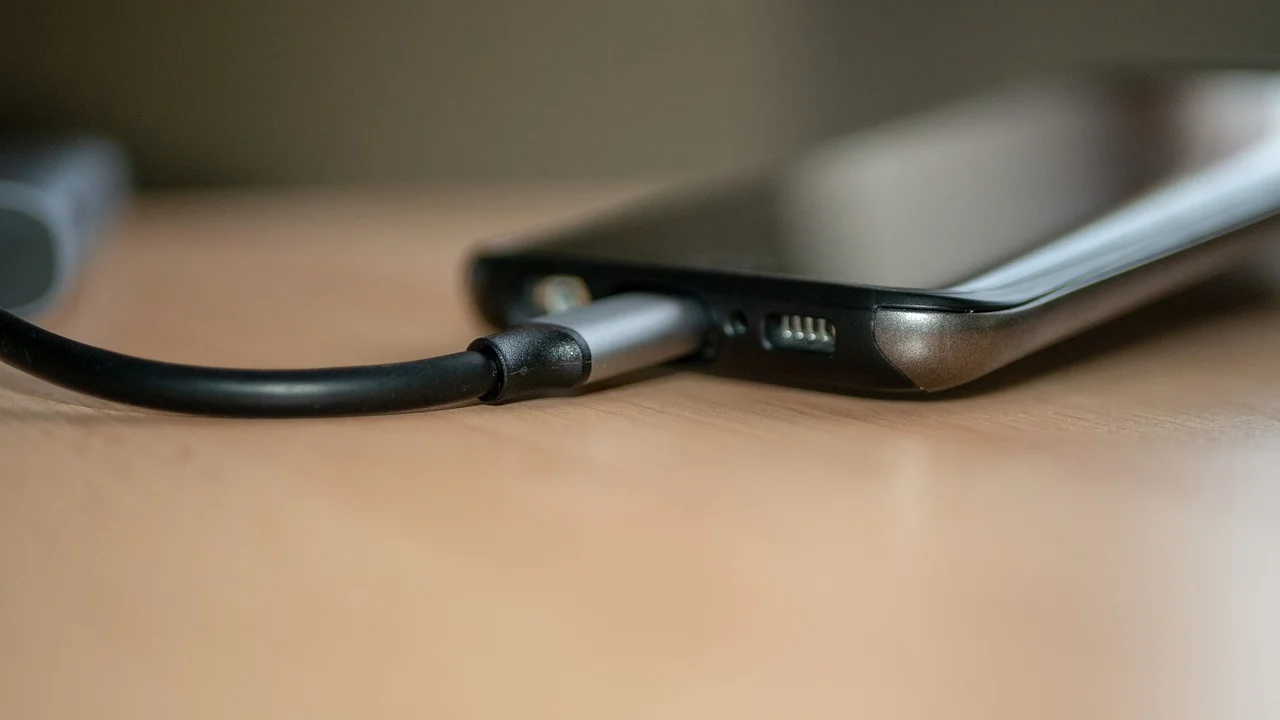 Hub USB conectado a um notebook em uma mesa de trabalho
